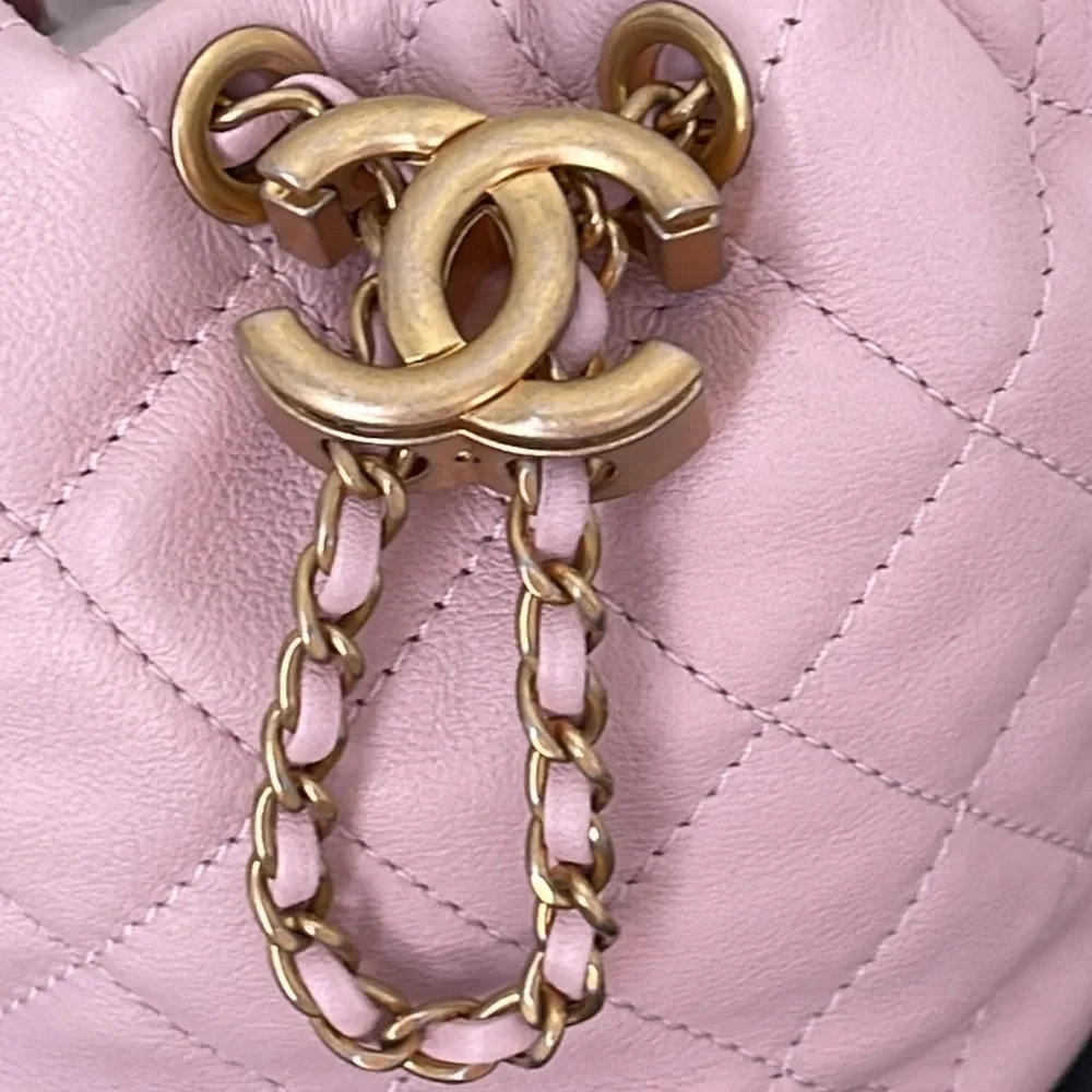 CHANEL Luxurious Lamb leather bag authentic 100%